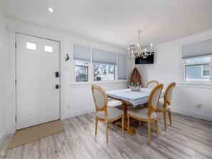 Dining - Newly Renovated Bayside Rental! Just steps away from the beach!!! (North Cape May)
