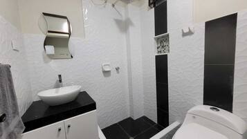 Ducha, toallas, jabón y champú