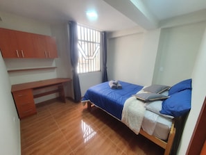 4 slaapkamers, een bureau, een strijkplank/strijkijzer, wifi