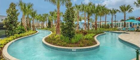 Een buitenzwembad, een verwarmd zwembad