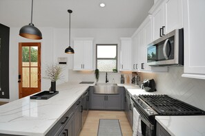 Réfrigérateur, four à micro-ondes, un four, surface de cuisson