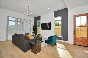 Smart TV, videogiochi, tavolo da calcetto, tavolo da ping pong