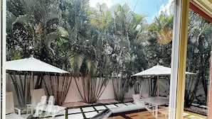 Outdoor dining - Live like a local in this chic little cottage with a private porch! (Delray Beach)