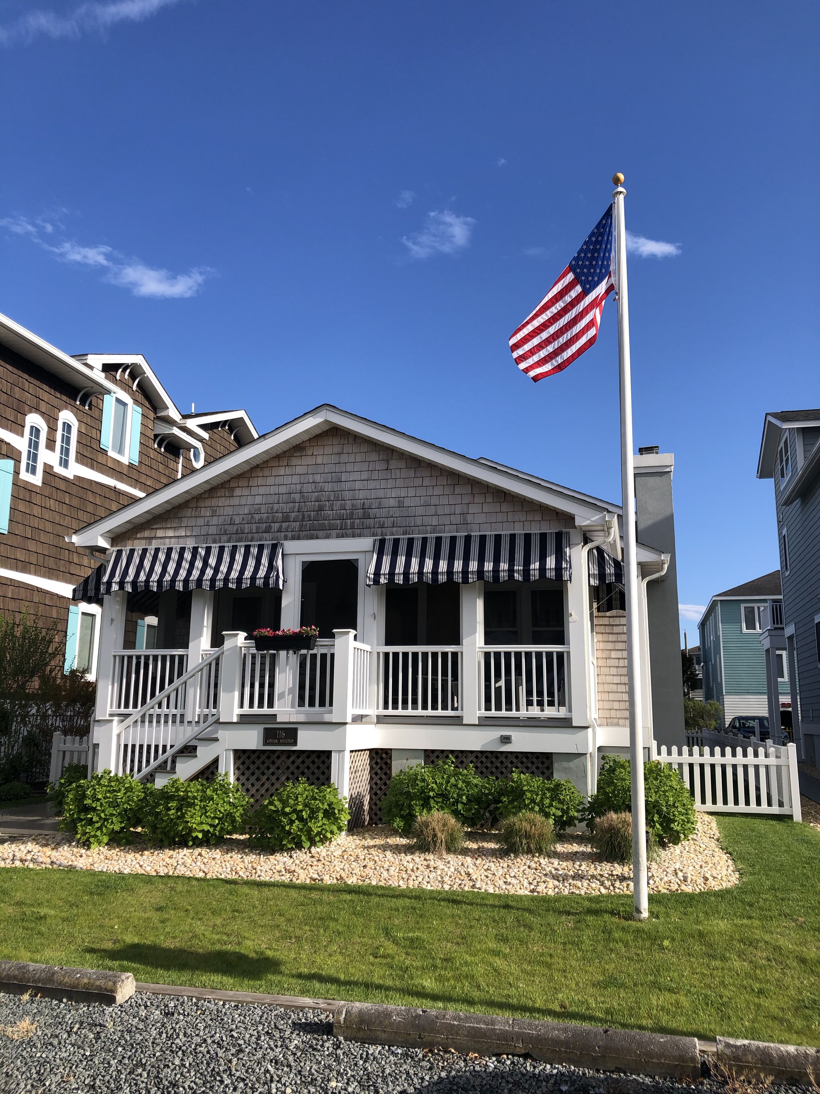 Remodeled Bethany cottage just steps from the beach!
