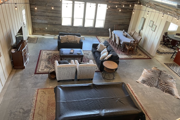 Una Smart TV, una mesa de tenis de mesa