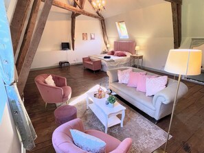 6 bedrooms, iron/ironing board, travel cot, free WiFi - Beautiful 6 bedroom villa with private pool, parking and large garden (Le Pêchereau)