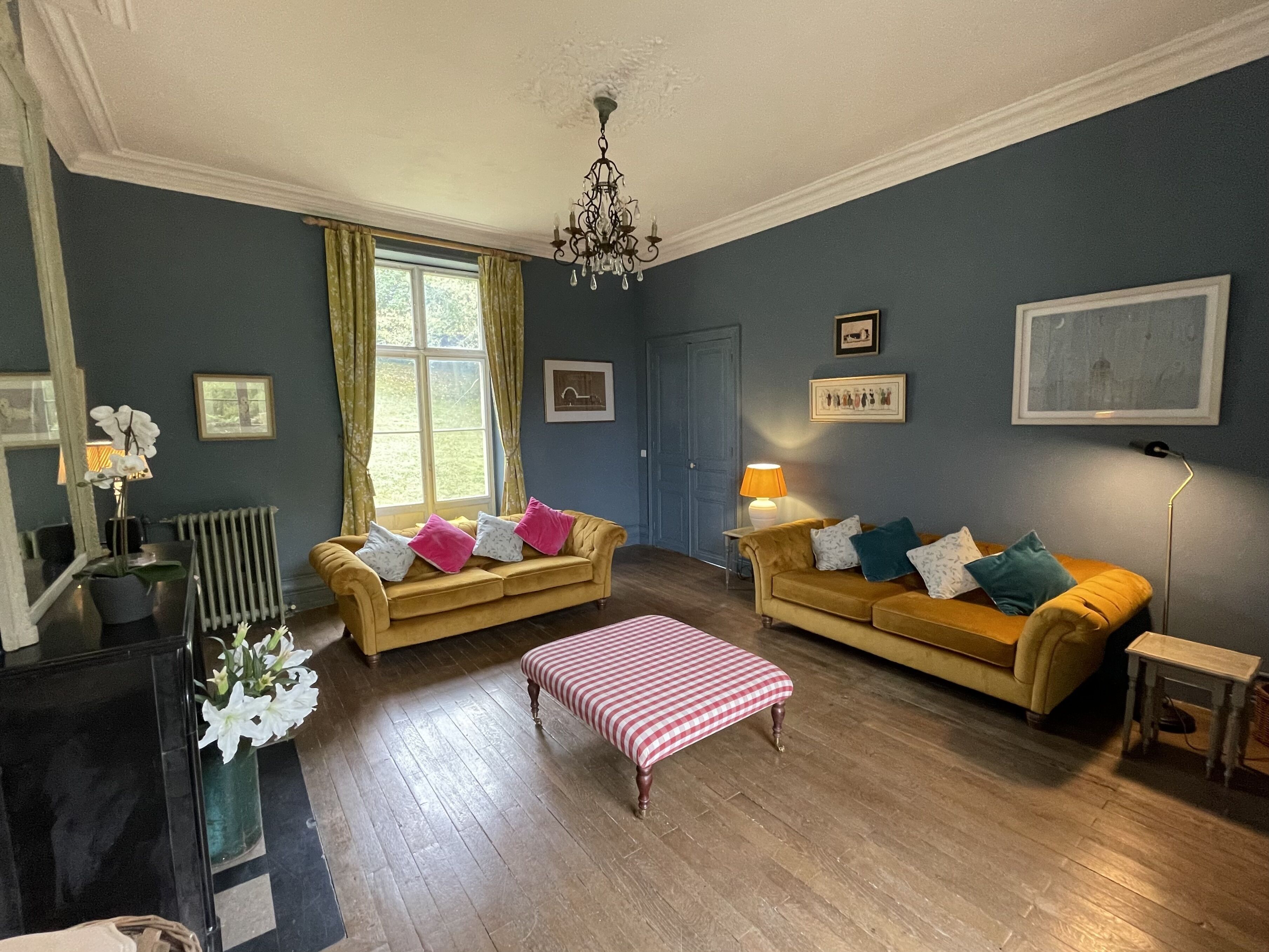 Spacious 6 bedroom house with pool and large garden