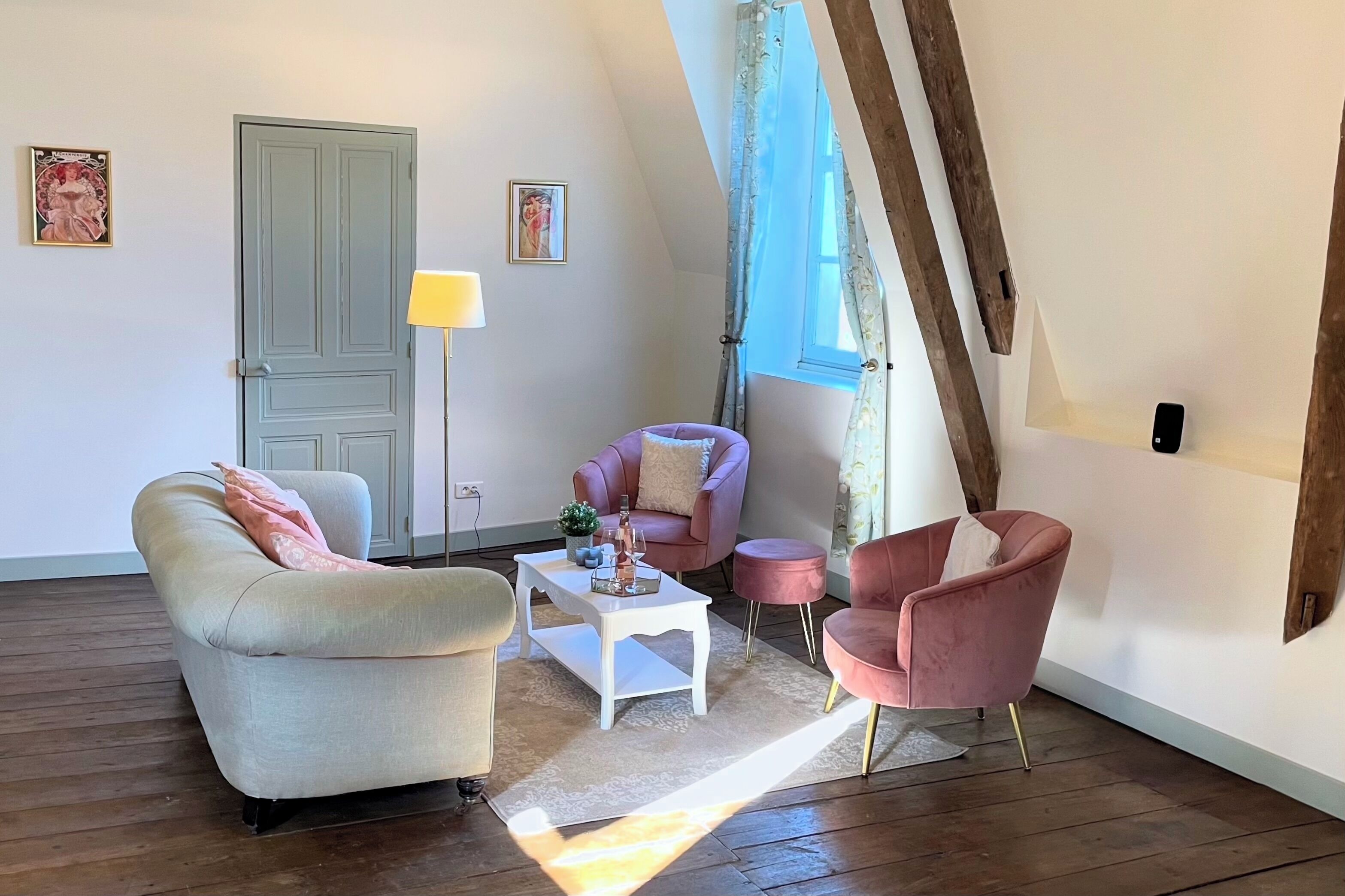 TV connectée, cheminée, lecteur de DVD, table de tennis de table