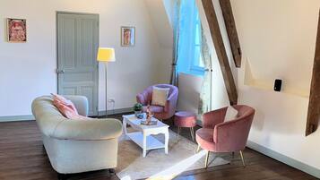 TV connectée, cheminée, lecteur de DVD, table de tennis de table