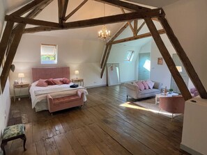 6 slaapkamers, een strijkplank/strijkijzer, reisbedje, gratis wifi