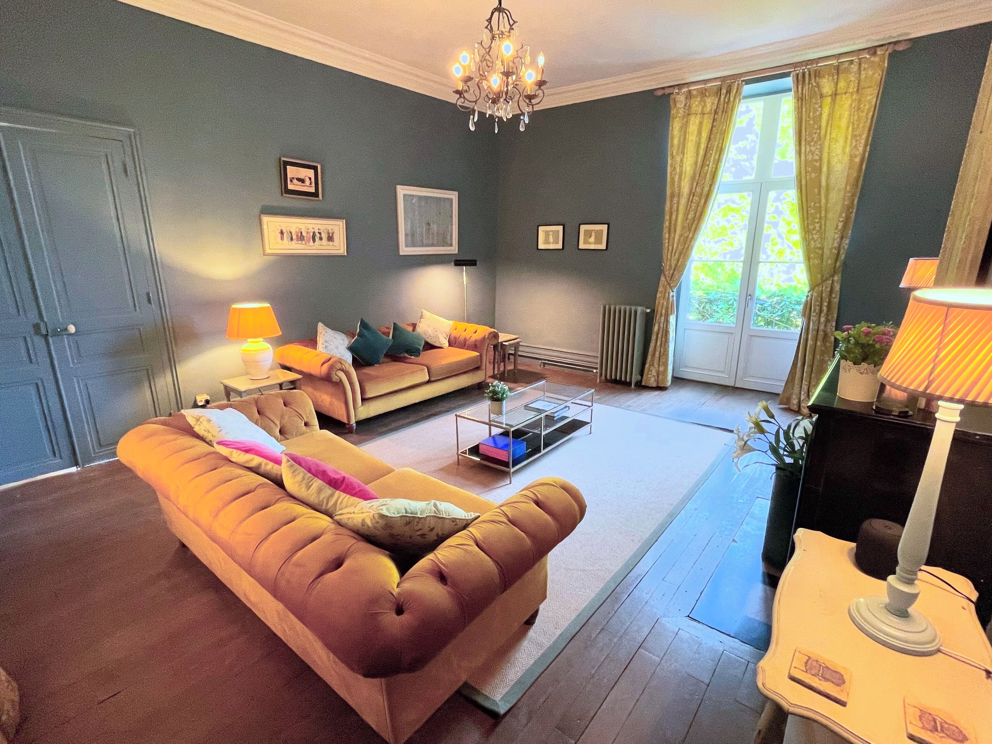 Smart TV, fireplace, DVD player, table tennis