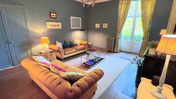 Smart TV, fireplace, DVD player, table tennis
