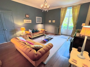 Smart TV, fireplace, DVD player, ping pong