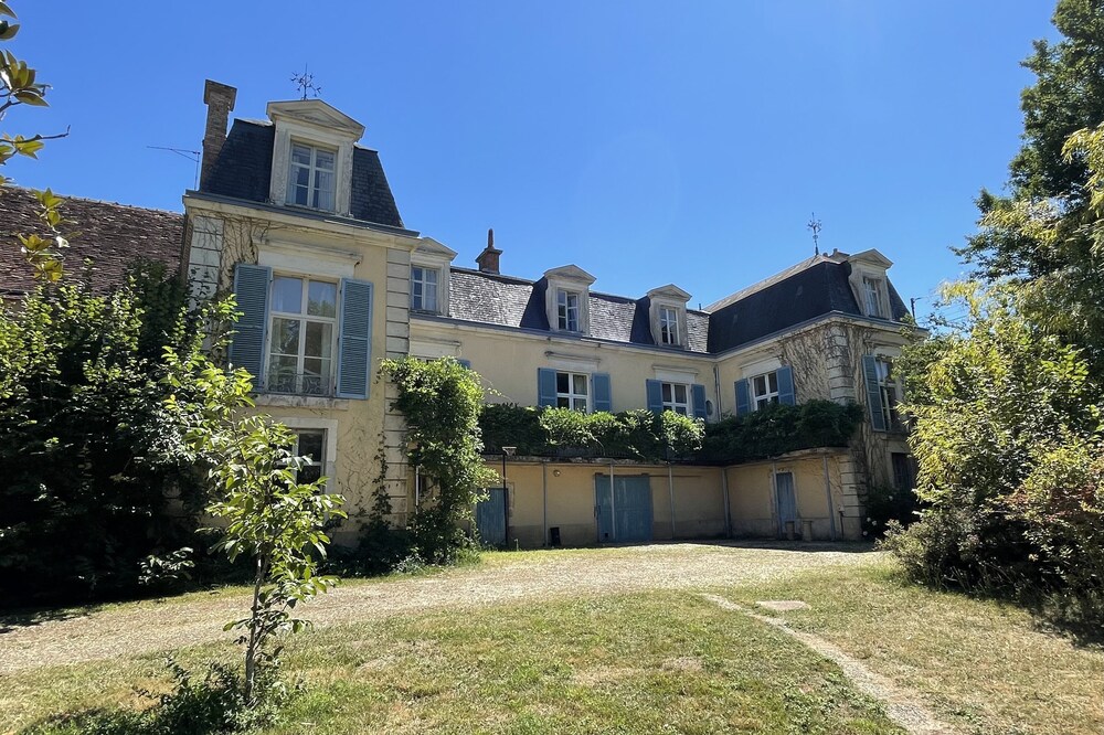 Spacious 6 bedroom house with pool and large garden