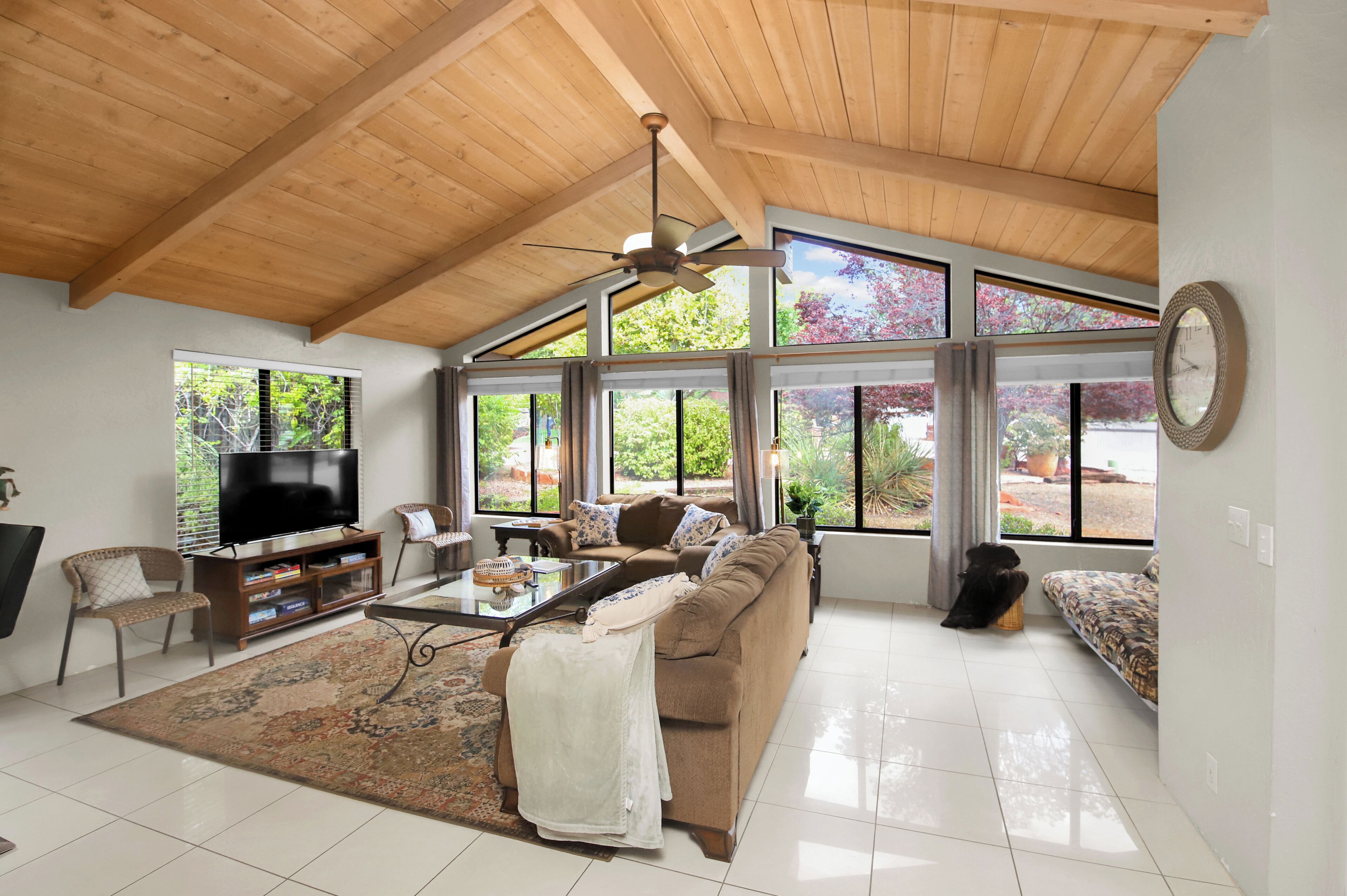 TV connectée, livres, chaîne hi-fi