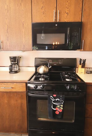 Fridge, microwave, oven, stovetop - Red Rock Retreat • Golf • Hiking & Biking Trails • Views • Dining VOC •Adventure (Sedona)