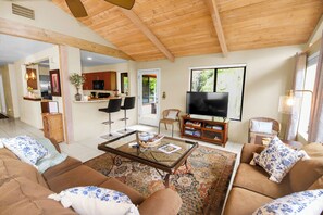 Smart TV, books, stereo - Red Rock Retreat • Golf • Hiking & Biking Trails • Views • Dining VOC •Adventure (Sedona)