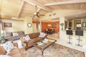 Smart TV, books, stereo - Red Rock Retreat • Golf • Hiking & Biking Trails • Views • Dining VOC •Adventure (Sedona)