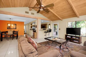 Smart TV, books, stereo - Red Rock Retreat • Golf • Hiking & Biking Trails • Views • Dining VOC •Adventure (Sedona)