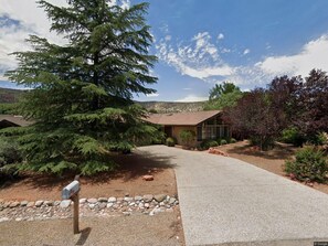 Property grounds - Red Rock Retreat • Golf • Hiking & Biking Trails • Views • Dining VOC •Adventure (Sedona)