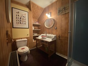 Dusche, Haartrockner, Handtücher, Toilettenpapier