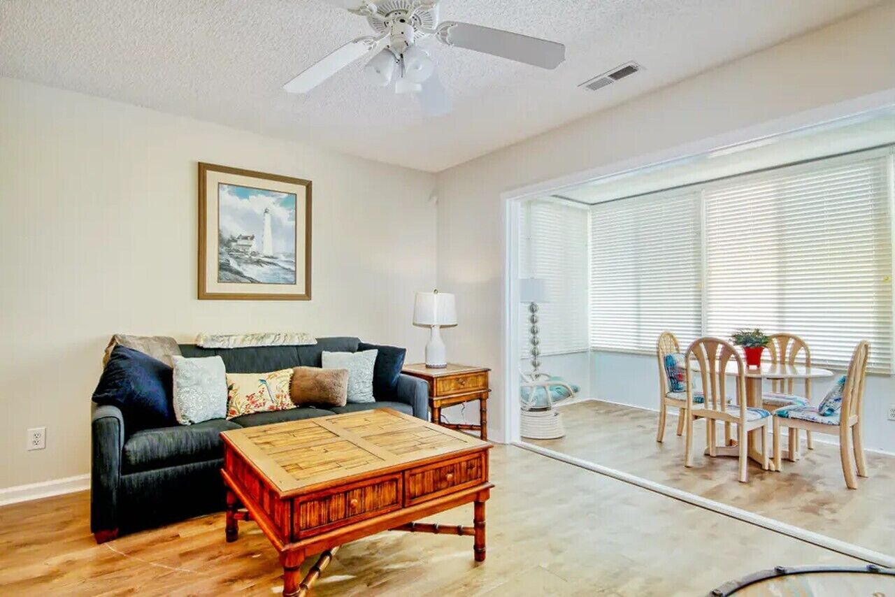 1.5 Miles to Beaches/ Quiet Getaway/Close to ALL/Intracoastal Waterway Community