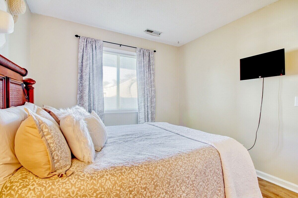 1.5 Miles to Beaches/ Quiet Getaway/Close to ALL/Intracoastal Waterway Community