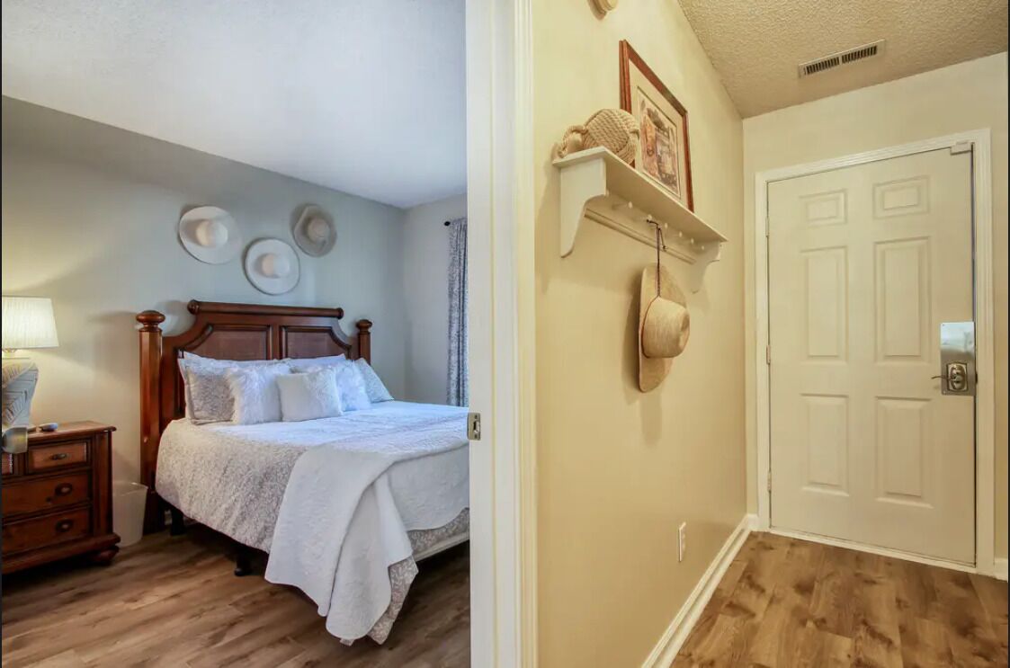 1.5 Miles to Beaches/ Quiet Getaway/Close to ALL/Intracoastal Waterway Community