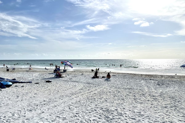 Beach nearby, sun-loungers, beach towels