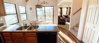 Less than 5 Minutes from downtown Helen. Beautiful Views of Mt. Yonah!