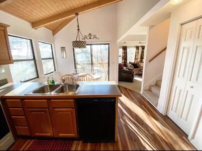 Less than 5 Minutes from downtown Helen. Beautiful Views of Mt. Yonah!