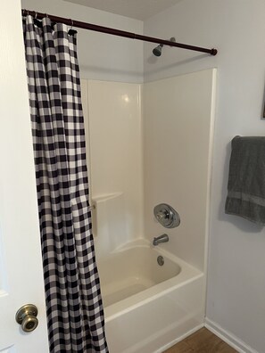 Combined shower/bathtub, towels - Less than 5 Minutes from downtown Helen. Beautiful Views of Mt. Yonah! (Helen)
