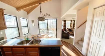 Less than 5 Minutes from downtown Helen. Beautiful Views of Mt. Yonah!