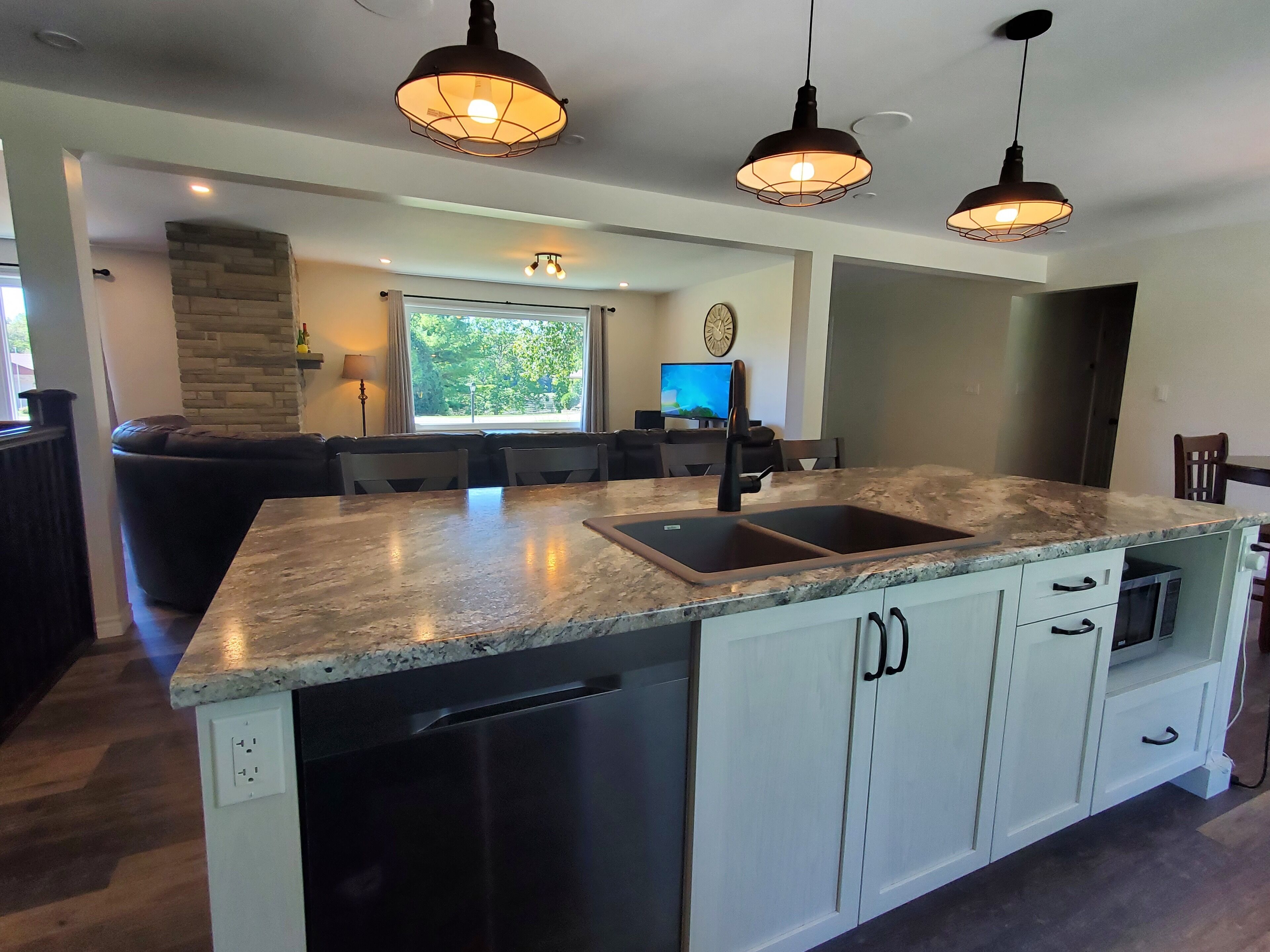 escape, relax in modern convenience & comfort.