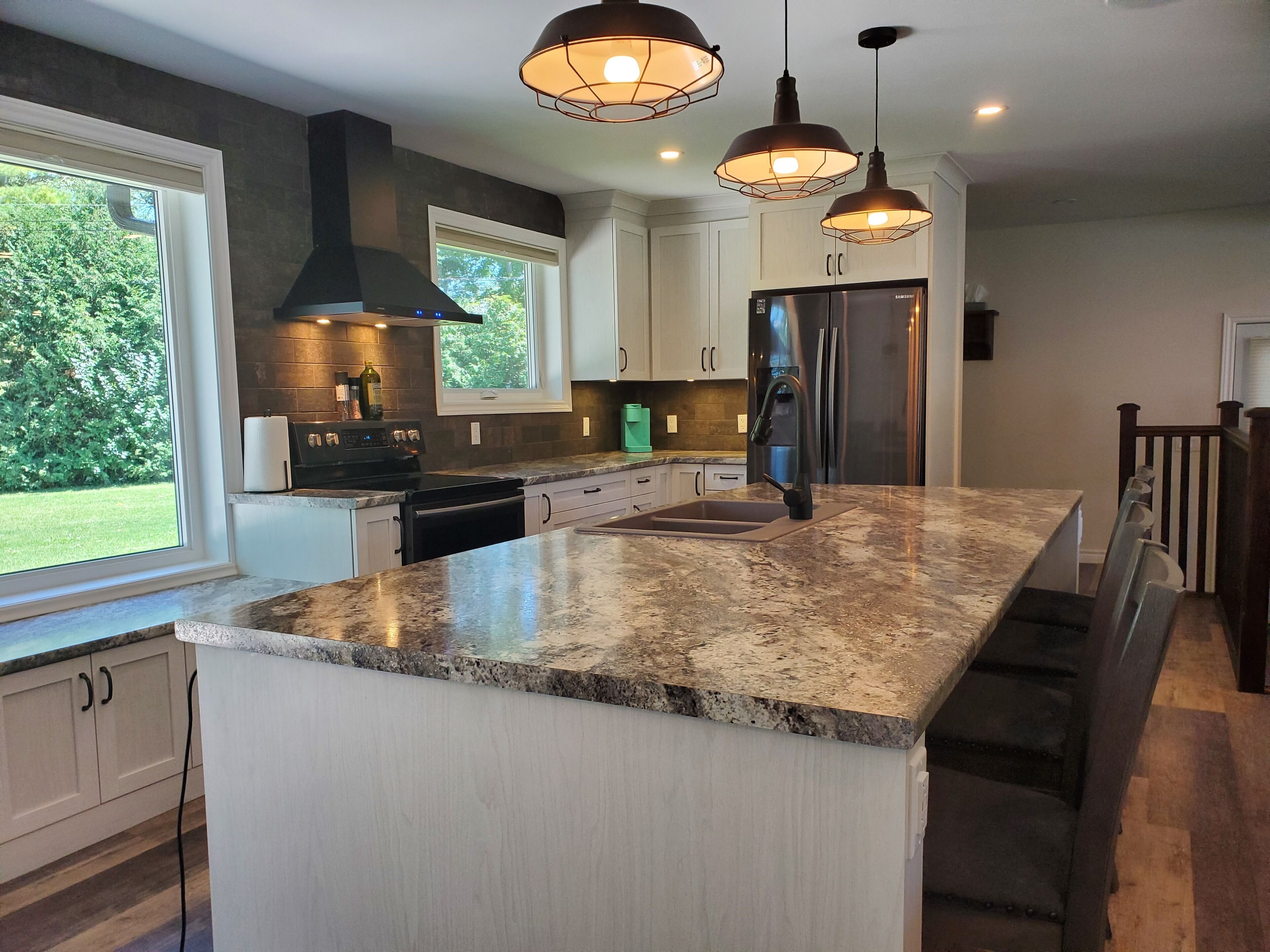 escape, relax in modern convenience & comfort.