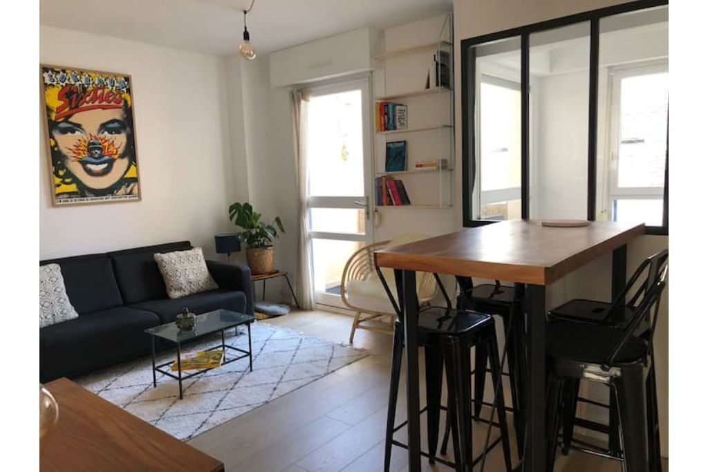 Bright studio by the sea, shops and beaches nearby