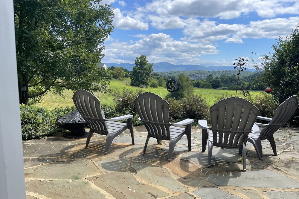 Newly remodeled apartment, private patio with gorgeous mountain views