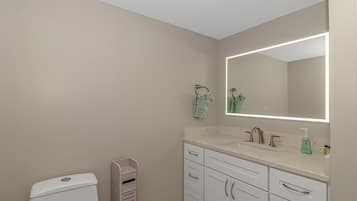 Combined shower/tub, towels, toilet paper
