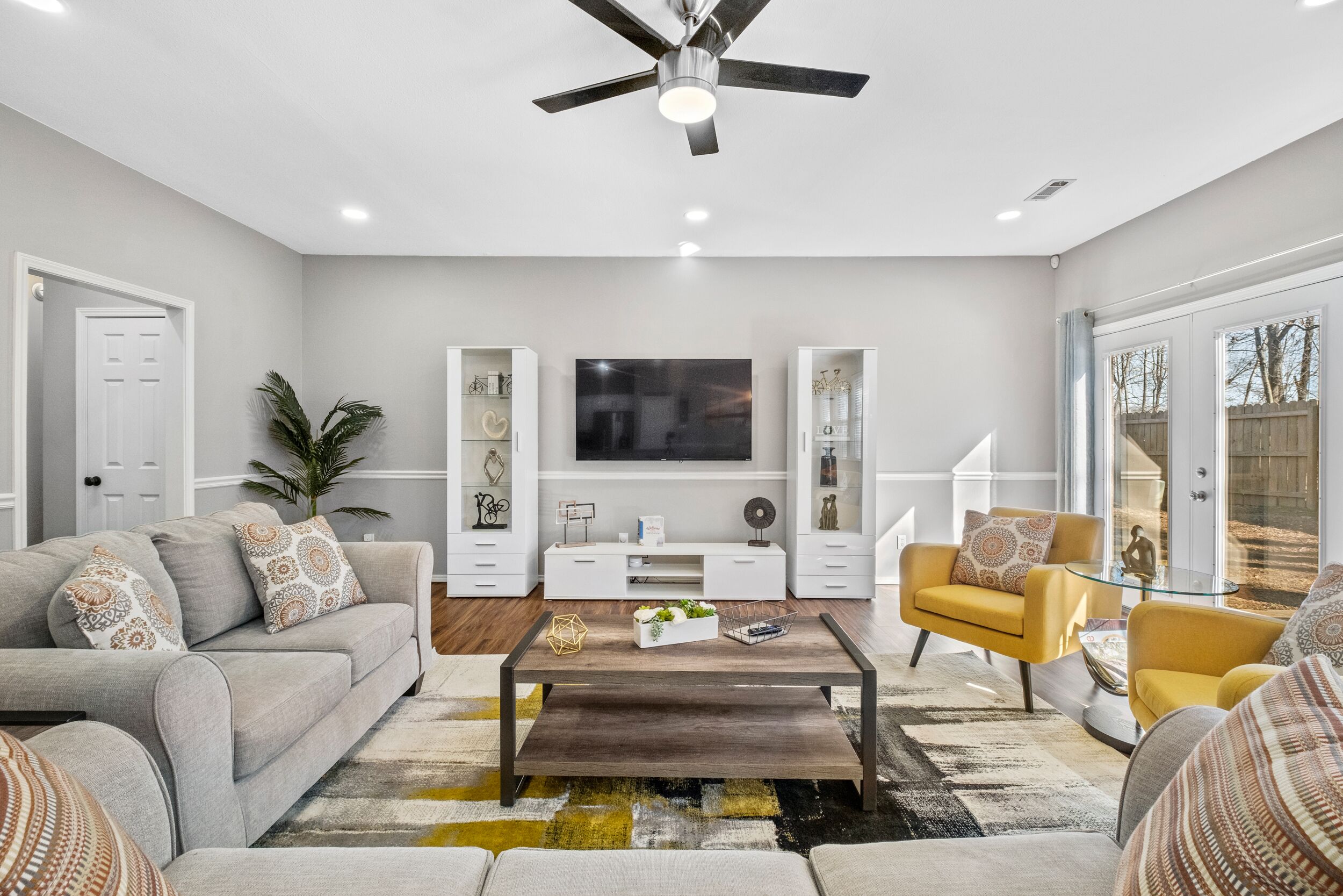 Golden Retreat: Central Bliss for Family & Friends Fun