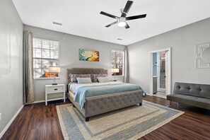 4 slaapkamers, een bureau, een strijkplank/strijkijzer, reisbedje