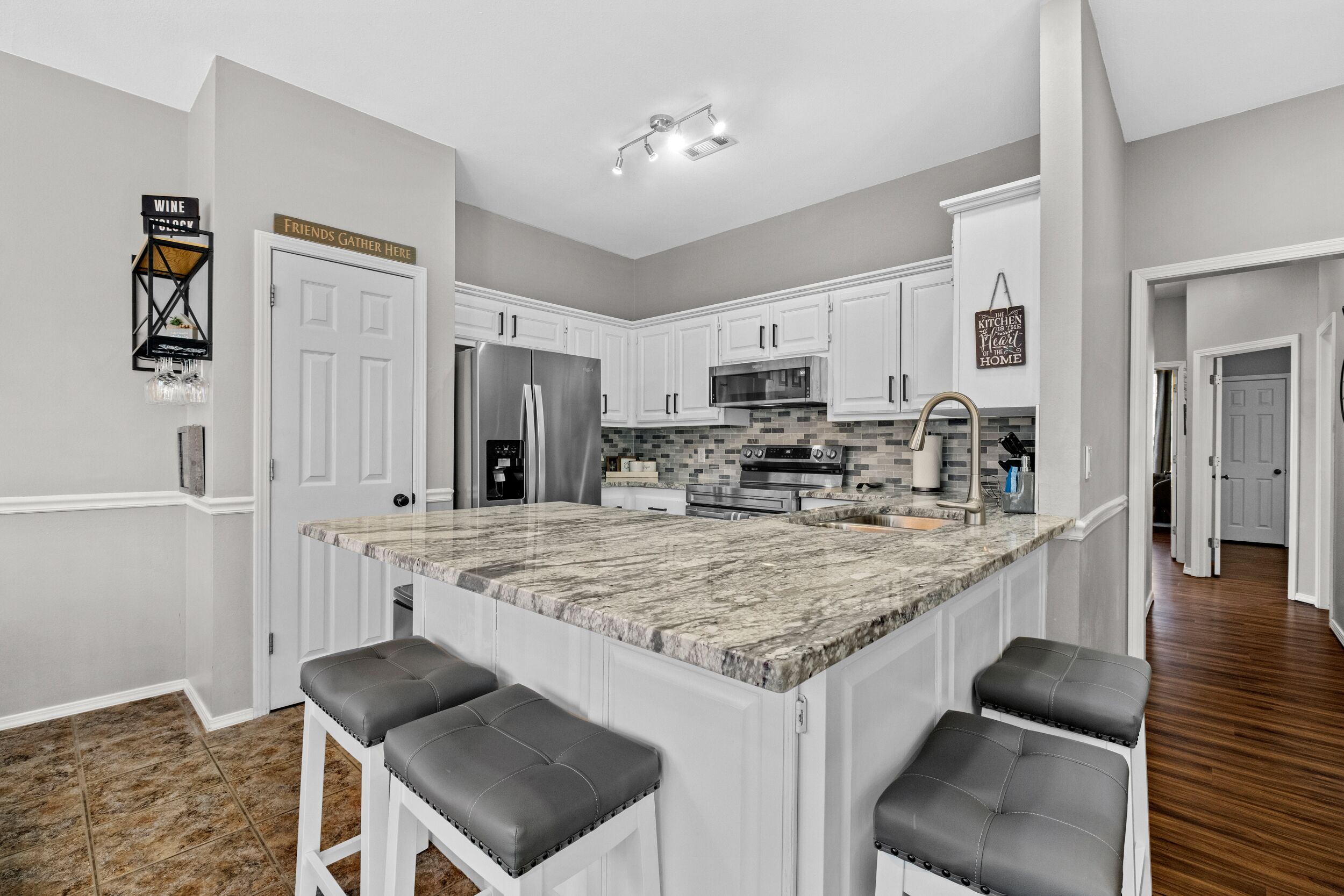 Golden Retreat: Central Bliss for Family & Friends Fun