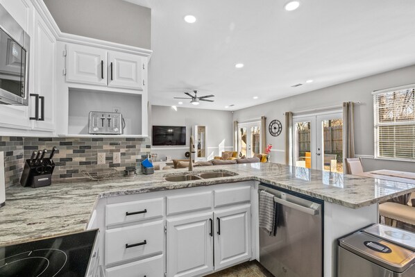 Fridge, microwave, oven, stovetop - Golden Retreat: Central Bliss for Family & Friends Fun (Bentonville)