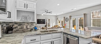 Golden Retreat: Central Bliss for Family & Friends Fun