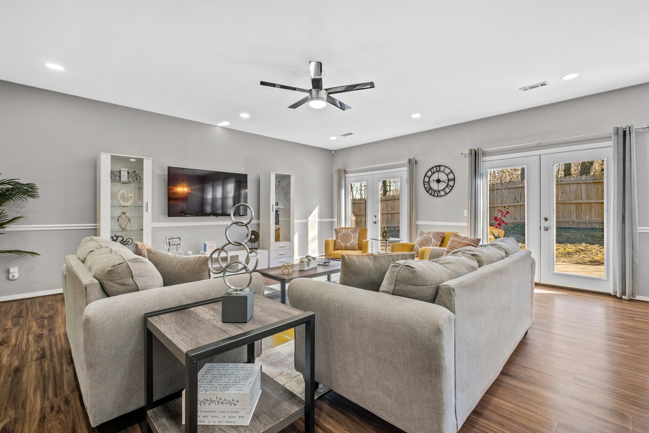 Golden Retreat: Central Bliss for Family & Friends Fun