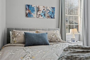 4 bedrooms, desk, iron/ironing board, travel crib - Golden Retreat: Central Bliss for Family & Friends Fun (Bentonville)