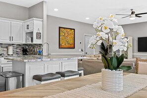 Fridge, microwave, oven, stovetop - Golden Retreat: Central Bliss for Family & Friends Fun (Bentonville)