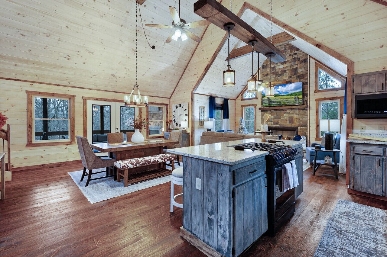 Beautiful, Cozy Cabin, Minutes From Downtown Blue Ridge and Lake Blue Ridge!