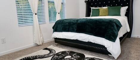 3 عدّة غرف نوم ومكواة/لوح كي وواي فاي مجانًا وملاءات أسرّة