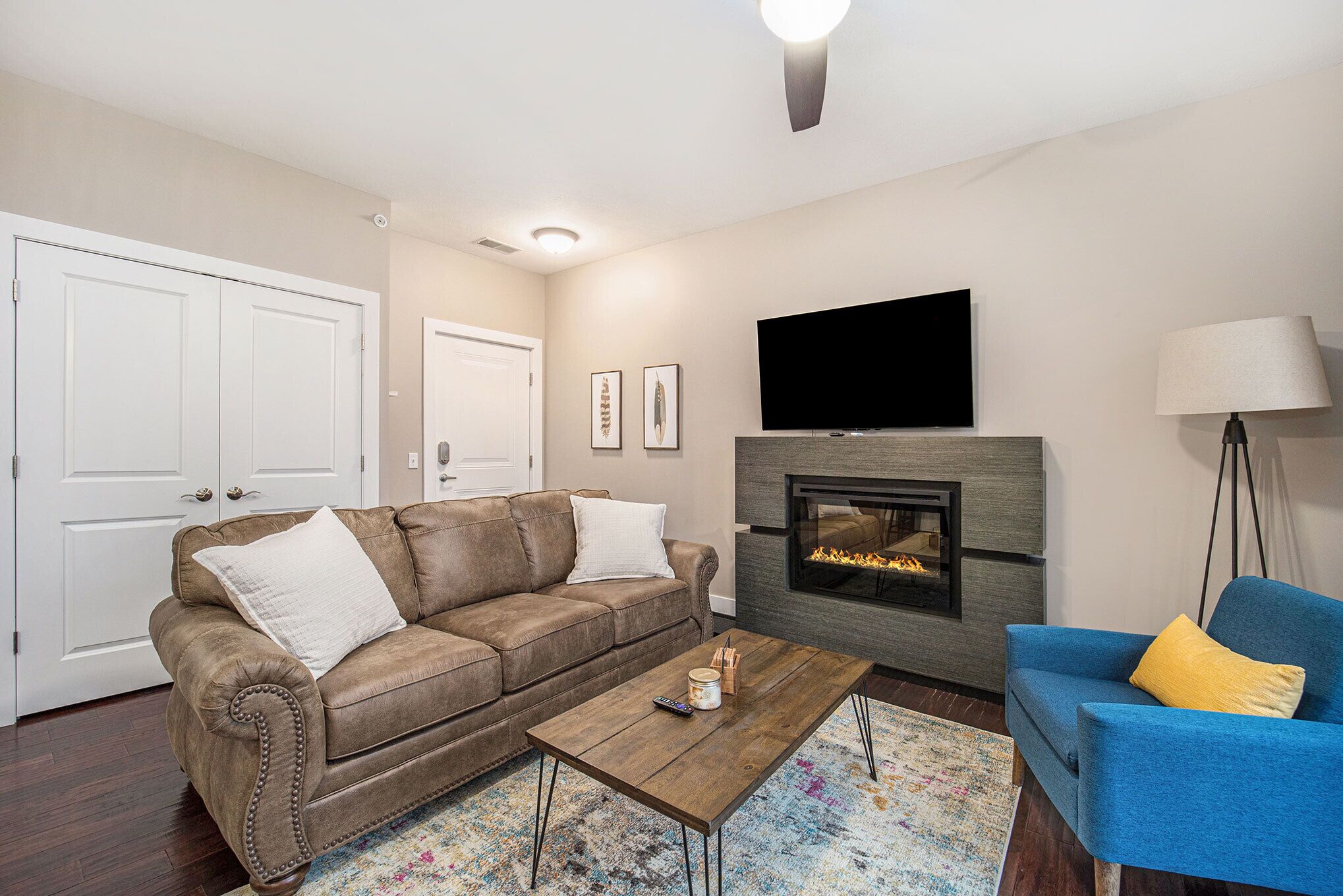 Downtown TC Luxury  2 Bedroom - 3 Bed Top Floor  Condo Parking Included