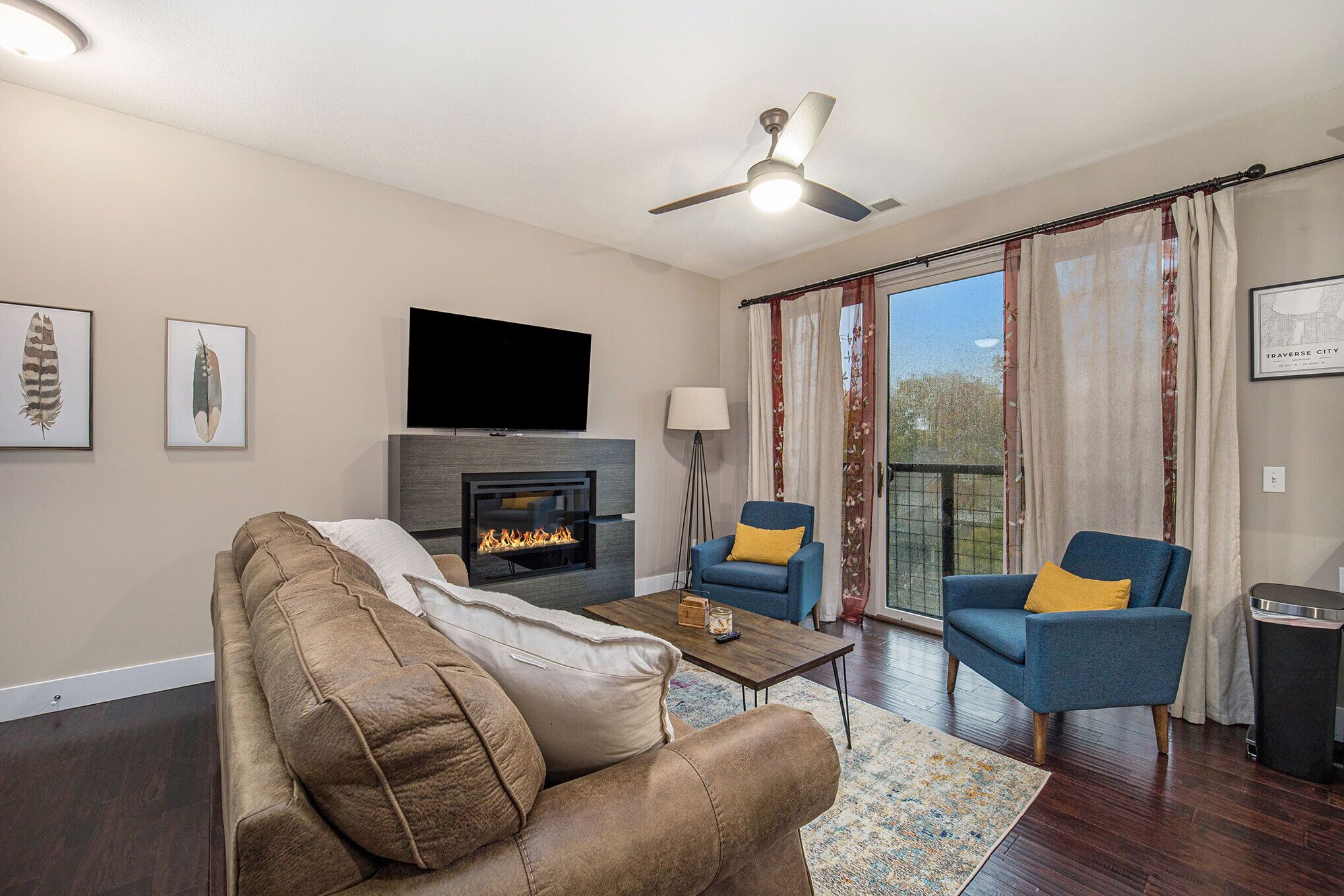 Downtown TC Luxury  2 Bedroom - 3 Bed Top Floor  Condo Parking Included